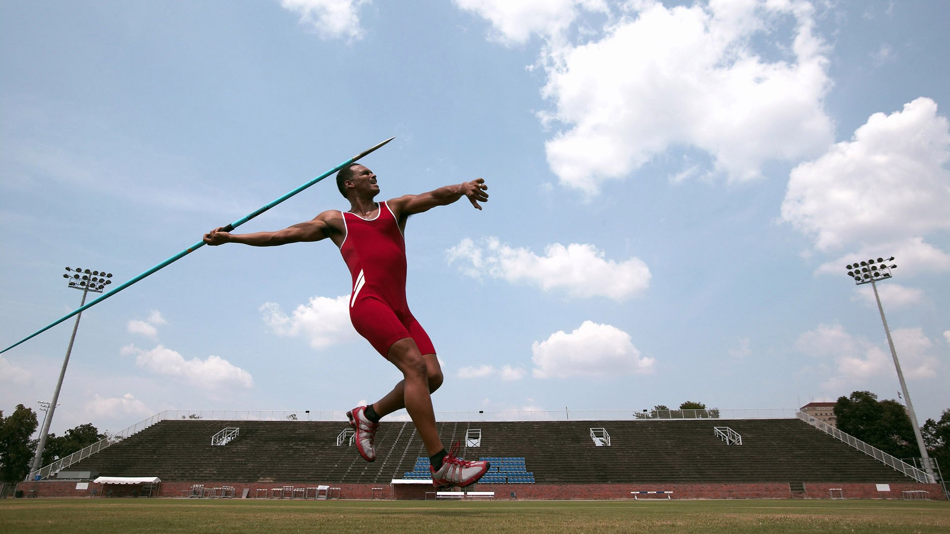 国内职业足球比赛赛程密集紧张,球员们备战全力,职业足球比赛规则